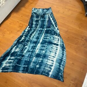 Long skirt with two slits in front